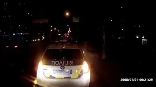 Полиция убрала пьяного мужчину с дороги.