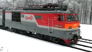 «Приветливый машинист» ВЛ10-447 с грузовым сквозь снегопад