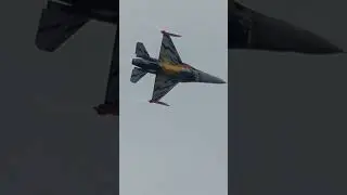 THIS PILOT IS CRAZY!! :D #shorts #f16 #vrieske #fighterjet #aviation #airshow #aerobatics #crazy