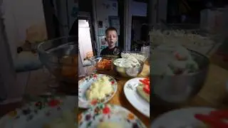 Самый строгий ресторанный критик,гроза всех мам и поваров😂 Крабовый салат👍😂