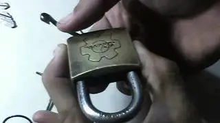 Como abrir cadeado sem chave(modo mais simples)_How to open a padlock without key(more simple mode)