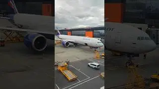 Boeing 777-300ER Аэрофлот. Аэропорт Шереметьево терминал В. Готовится в рейс на Дальний Восток! ✈️