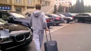 2010-09-02 Plushenko goes from training