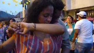 PRIMER VIAJERO COLOMBIANO QUE BAILA BIEN jajajajajajajaja....