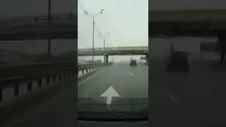 Меняют колеса на ходу!