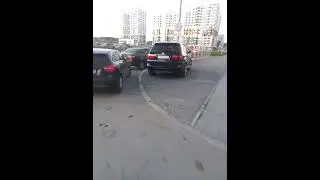 Екатеринбург, Рябинина 19,19-22,парковка на тратуаре.