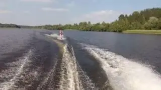 Катер с лыжником