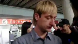Plushenko arrives in China (02.09.2010)_2