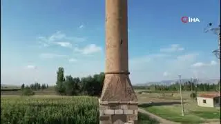 Bolvadin ilçesinde tarlaların ortasındaki tarih, 200 yılı aşkın süredir ayakta