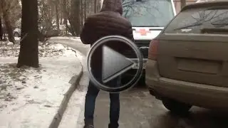 Очередной ХАМ  на ПОРШЕ не пропускает скорую с пациентом.