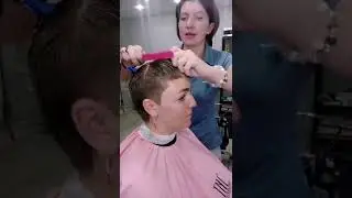 короткая женская стрижка с открытым ушком и ооочень короткой чёлкой