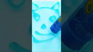 Синий рисунок на сладкой конфете.