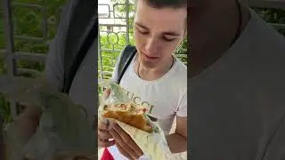 Максим дегустирует питу из гриль кебаб  
