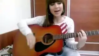 Девушка классно играет на гитаре