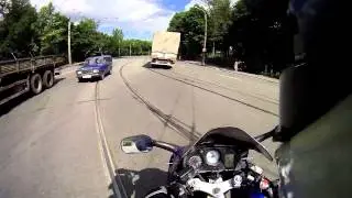 Мама меня фура прижала