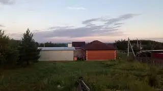 Паническая  боязнь  высоты, но приэтом  как не заползти на гараж. на самый верх.