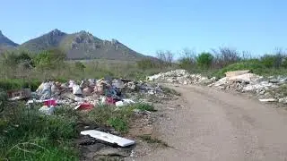 Гора мусора у подножия горы Бештау (30.04.18)