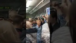 Руси певају у подземној железници, у Санкт Петербургу, «Вставай, страна огромная».
