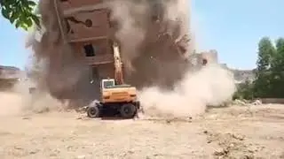 انهيار عقار أثناء إزالته فوق الحفار
