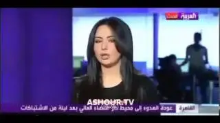 ‫قبلات ساخنة خلف مذيعة أخبار قناة العربية‬