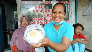 Nemenin ibu mertua jualan serabi