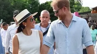 SEE DUCHESS MEGHAN & PRINCE HARRY ARRIVING AT BENKOS BIOHO MAIN SQUARE TO CHEERS & DRUMS HOLD HANDS