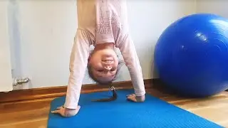 Стойка на руках - Гимнастика для девочек с Соней