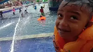 Senang nya di ajak jalan-jalan