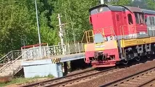 Юбилейная ЧМуха! Тепловоз ЧМЭ3-3000 с хозяйственным поездом проезжает платформу Чёрное.