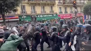 La police charge les manifestants près de la Gare du Nord à Paris.