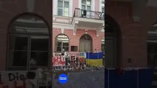 В посольстве РФ в Эстонии в ответ на проукраинскую акцию на полную громкость включили военные песни