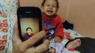 Bebê tirando Foto sorrindo