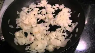 Шампиньоны тушеные со сметаной.