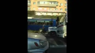 Автобус вылетел на косогор и протаранил столб