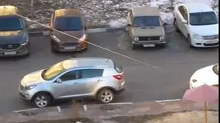 В Белгороде мама придумала как покачать ребенка на качелях, не выходя из дома