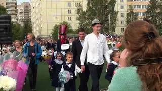 Одиннадцатиклассники провожают первоклассников в школу