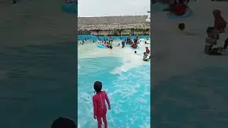 kolam renang ombak mirip di pantai