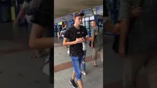 Это клафилинчитьса Наташа в белой футболке толстая и её новые жертвы
