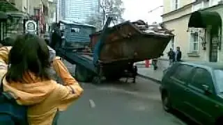 Асс-мусоровоз берет арбатскую помойку на абордаж