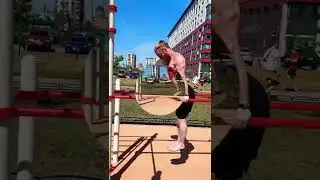 КАК НЕ НАДО ОТЖИМАТЬСЯ НА БРУСЬЯХ.