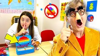 MODI DIVERTENTI PER INTRUFOLARE I POP IT A SCUOLA!! FIDGET POP IT CHALLENGE!