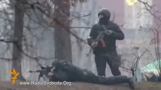 Силовики стріляють бойовими набоями із снайперських гвинтівок та автоматів Калашникова