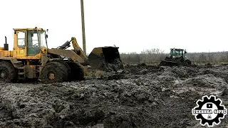 Месим грязь! Трактор John Deere 8335 и погрузчик Амкодор 352С готовят площадку под свёклу