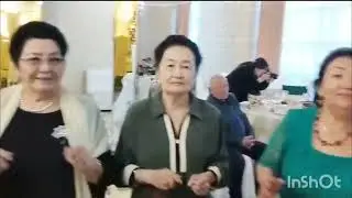 2 ші бөлім. Мелс әпке тойынан естелік. Ғабдолла, Батыр шырқайды Көзкөргендер ансамблі әншілері