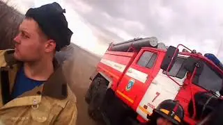Горит поле. Пожар на торфяном поле
