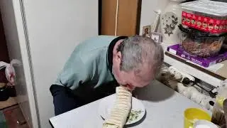 ЧЕЛОВЕК БЕЗ РУК - КУШАЮ ШАУРМУ ПЕРВЫЙ РАЗ В ЖИЗНИ