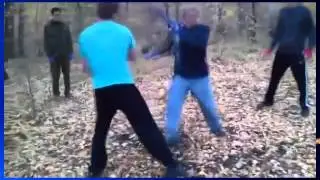 кикбоксинг в осеннем лесу