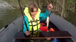 Доча впервые поймала окуня