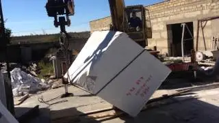 Выгрузка блока белого мрамора
