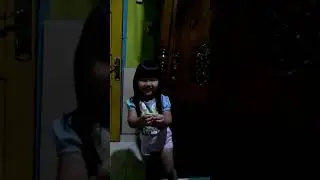 Adek Awa makan permen yupi karakter sapi